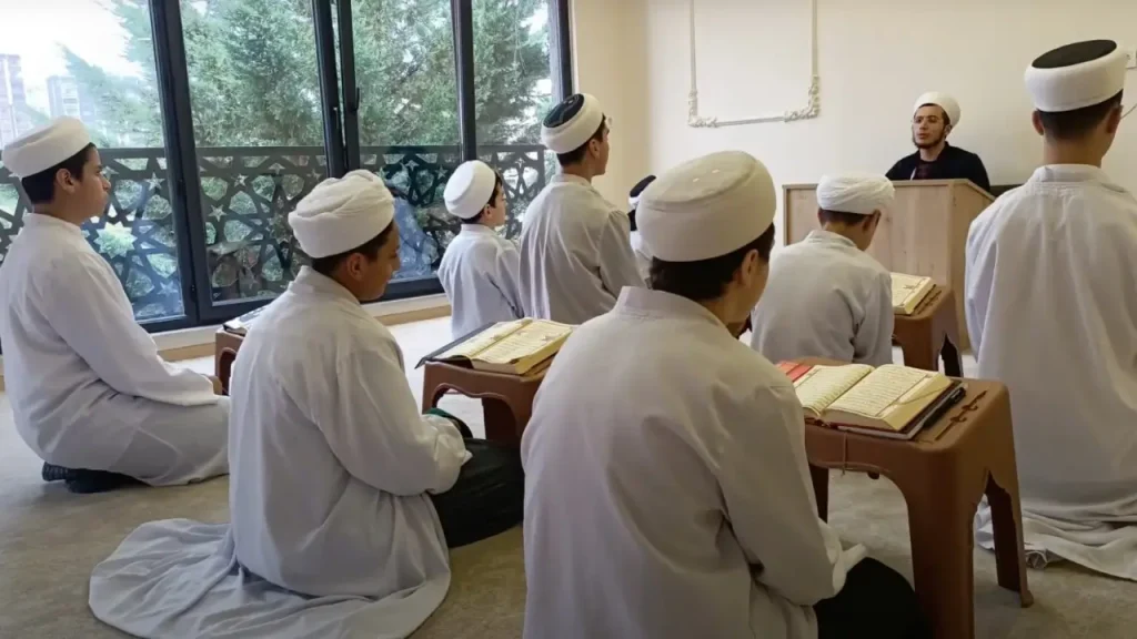 İlim Merkezi Yatılı Hafızlık Medresesi Sınıfta Ders Görünümü